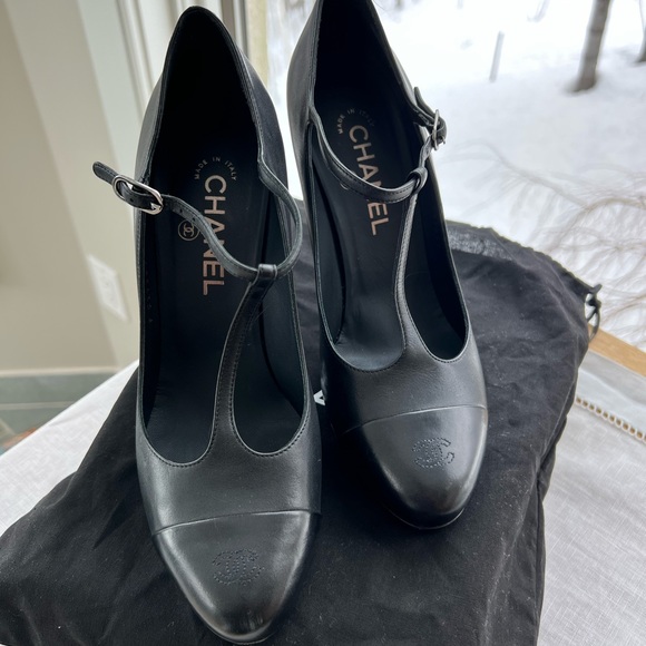 Chanel black 8.5, runs small can fit a 7.5 or 8, beautiful cuff around heel. - Picture 3 of 4